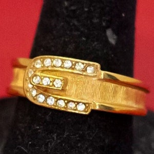 Tamaño 7, Vintage Letra E Rhinestones Gold Tone Ring de Avon - F41