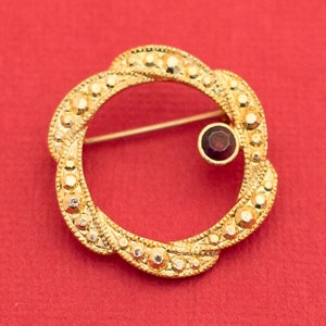Vintage Gold Tone Oval Round Brooch with a red accent - F5