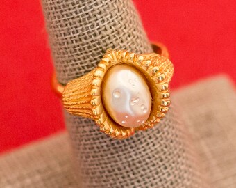 Vintage Jewelry Signed Sarah Coventry GB Faux Pearl Ring Minimalist Jewellery Elegant Ring Vintage Gold Pearl Ring Designer Ring