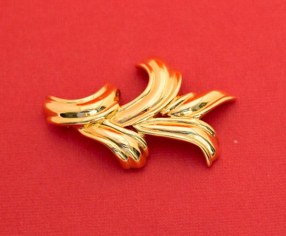 Vintage Gold Tone Monet Brooch - F9 - image 2