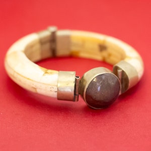 8 inch, Vintage Beige Stylish Gray Stone Hinged Bangle - F44