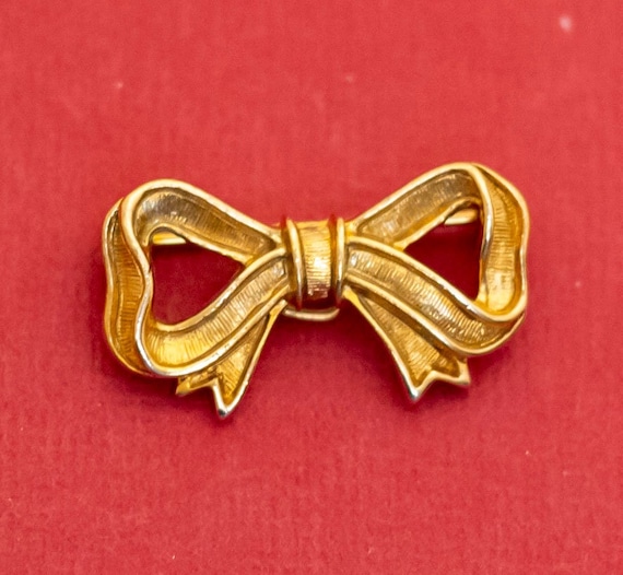 Vintage Dainty Ribbon Gold Tone Brooch by Avon - … - image 1