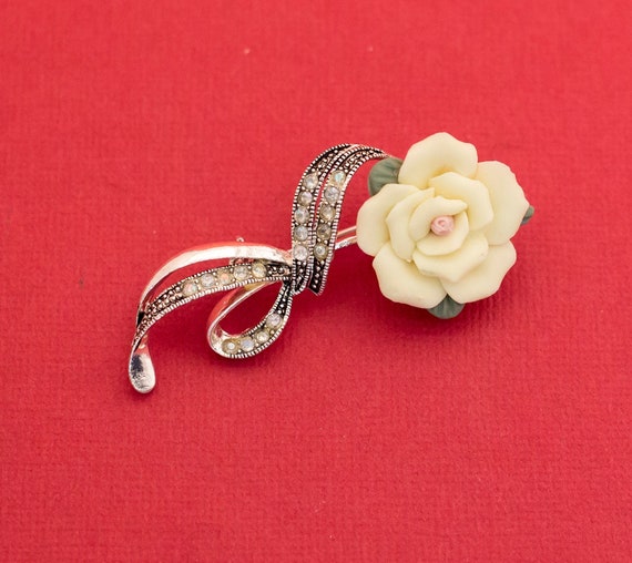 Art Nouveau Spiral White Roses Brooch By Avon F20 - image 1