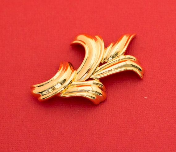 Vintage Gold Tone Monet Brooch - F9 - image 1