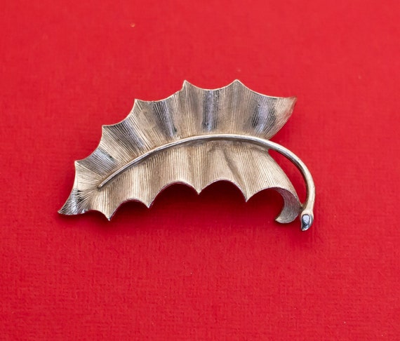 Vintage Silver Tone Leaf Brooch - F25 - image 1