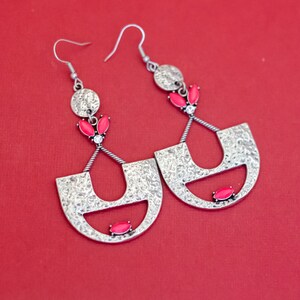 Pendientes colgantes en forma de U con letra en tono plateado y diamantes de imitación escarlata vintage - F49