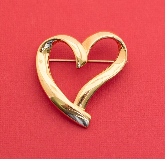 Vintage Art Nouveau Curvy Trifari Heart Brooch F12 - image 1