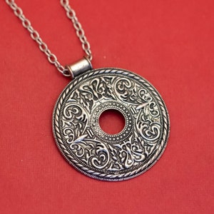 30 inch, Vintage Silver Tone Abstract Floral Pattern Necklace - F44