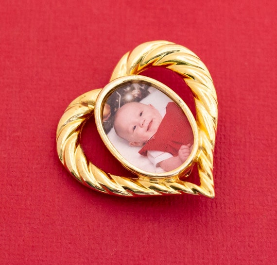 Vintage Gold Tone Portrait Heart Brooch F27 - image 1