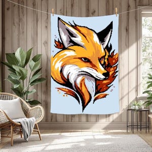 Puede incluir: Un tapiz azul claro con una cabeza de zorro naranja y blanca estilizada con detalles en negro. El zorro tiene una expresión decidida y está sobre un fondo azul claro. El tapiz está colgado de un tendedero.