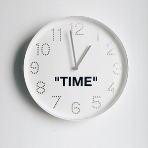 Reloj de pared de zapatillas / TIME / Off-White - Etsy España