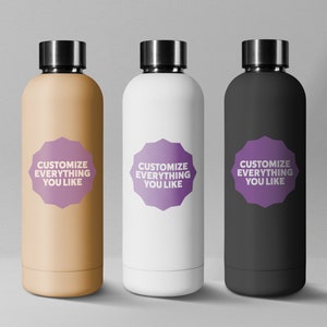 以下が含まれることがあります： 「Customize Everything You Like」と書いてある紫色のステッカーが付いたステンレス製のウォーターボトルが3本。ボトルの色はベージュ、白、黒の3色です。