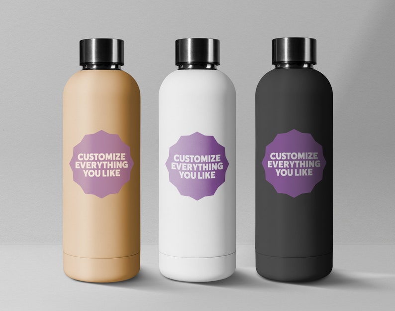 以下が含まれることがあります： 「Customize Everything You Like」と書いてある紫色のステッカーが付いたステンレス製のウォーターボトルが3本。ボトルの色はベージュ、白、黒の3色です。
