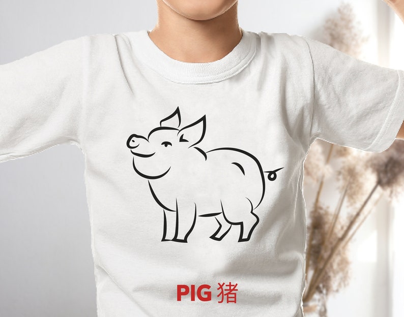 以下が含まれることがあります： 豚の黒い線画が描かれた白いTシャツ。豚の下に「PIG 猪」という文字が印刷されています。