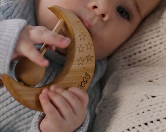 Holzspielzeug, Babyrassel Mond, Holzspielzeug personalisiert, Babypartygeschenk