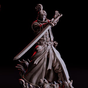 Könnte beinhalten: Eine grau bemalte Miniaturfigur eines Samurai-Kriegers mit einem erhobenen Schwert in Kampfstellung. Die Figur steht auf einem Sockel mit um ihn herum modellierten Flammen. Die Figur ist mit "Kurojin, Oni Enslaver" und "Medium - 25 mm base" beschriftet.