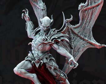 Puede incluir: Una figura miniatura pintada de blanco de un demonio alado con un paño rojo drapeado alrededor de su cintura. El demonio está de pie sobre una plataforma de piedra con una base esculpida. La figura es parte del juego Bloodright Red Reign.
