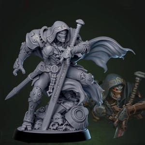 Könnte beinhalten: Graue, detaillierte Figur eines vermummten Kriegers mit einem großen Schwert und einer kleineren Klinge. Der Krieger trägt eine Rüstung und einen Umhang. Eine kleinere Version des Kriegers befindet sich im Hintergrund.