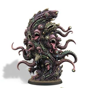 Peut inclure: Figurine miniature détaillée d'une créature grotesque avec de multiples yeux et bouches. La figurine est principalement violet foncé et verte, avec des langues roses et des dents blanches. La base est marron foncé. Le design suggère un thème fantastique ou horrifique.