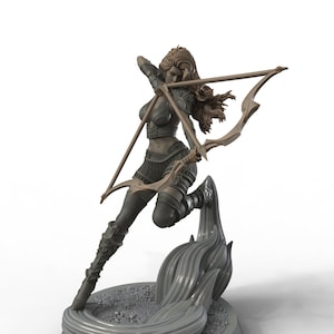 Puede incluir: Figura detallada de una arquera en una pose dinámica, tensando un arco. La figura está vestida con armadura y se encuentra sobre una base estilizada. La paleta de colores es apagada, con tonos grises y marrones.