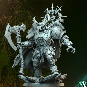 Puede incluir: Figura en miniatura gris detallada de un guerrero fuertemente blindado, sosteniendo una gran hacha. La figura tiene un casco con cuernos y detalles intrincados en la armadura. La base es texturizada y el fondo es un degradado de verde y negro.