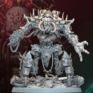 Puede incluir: Miniatura gris detallada de una criatura biomecánica con púas afiladas, cuernos y una cara esquelética. La figura tiene extremidades articuladas y está posada sobre una base de escombros. El fondo presenta un diseño oscuro y ominoso.