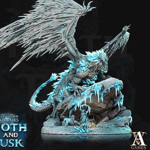 Peut inclure: Une miniature détaillée d'un dragon de givre, sculptée en gris et bleu, avec des pointes de glace et une expression menaçante. Le dragon est perché sur une base rocheuse avec des stalactites qui en pendent. La miniature fait partie de la collection Frostburn Horrors: Tooth and Tusk.
