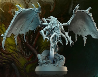 Può includere: Una miniatura in plastica grigia di una creatura volante con tentacoli e ali multiple. La creatura è in posa in volo con le ali spiegate. La miniatura è posta su una base con una texture rocciosa. Il testo "Crimson Skies Primal Hunger Hemothrax Hovercrim 4" è stampato sotto la miniatura.