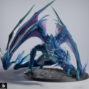 Pode incluir: Escultura detalhada de um dragão azul com asas abertas, apresentando detalhes intrincados semelhantes a cristais na cabeça e no corpo. O dragão tem detalhes roxos nas asas e olhos vermelhos, posicionado em uma base rochosa.