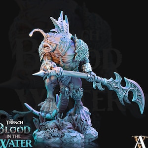 以下が含まれることがあります： 魚のような頭、鋭い歯、とげのある尾を持つモンスターのミニチュアです。このクリーチャーは、大きく装飾された槍を持っています。ミニチュアは青、緑、茶色の色合いで塗られています。ミニチュアは、青と緑の背景を持つ岩の土台の上に立っています。画像の左下隅には、「The Trench Blood in the Water」というテキストが表示されています。