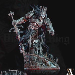 Pode incluir: Uma figura detalhada de um rei esquelético, usando uma coroa e armadura, está em pé em um trono feito de ossos e espadas. A figura é cercada por uma névoa escura e etérea. O texto "The Gravebound Unburied King" é impresso abaixo da figura.