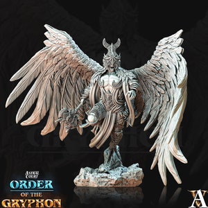 Peut inclure: Une figurine miniature peinte en blanc représentant un ange avec de grandes ailes de plumes, portant un casque à cornes et une armure, tenant une arme. La figurine est debout sur une base rocheuse. Le texte "Astral Court Order of the Gryphon" est visible sous la figurine.