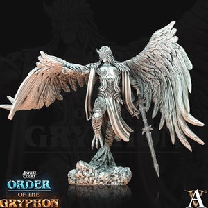 Peut inclure: Une figurine argentée d'un ange avec des ailes de plumes, debout sur une base rocheuse. L'ange porte une robe flottante et tient une épée. Le texte "Astral Court Order of the Gryphon" est visible dans le coin inférieur gauche.
