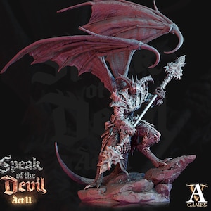 Può includere: Una miniatura dipinta dettagliata di un drago con ali rosse e armatura argentata, che tiene una lancia. Il drago è in piedi su una base rocciosa. La miniatura fa parte del gioco "Speak of the Devil Act II".