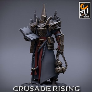 Op de afbeelding: Een donkergrijze en zwarte miniatuurfiguur van een krijger die een gewatteerde mantel en harnas draagt, een boek en een ketting met bellen vasthoudt. De figuur staat op een voetstuk met de tekst "Crusade Rising".