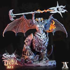 Puede incluir: Figurilla de fantasía detallada de una mujer demonio alada montada sobre una criatura reptiliana. El demonio sostiene un bastón con la parte superior en llamas. La figurilla es en tonos grises, con llamas naranjas y el texto "Speak of the Devil Act 1".