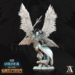 Peut inclure: Une figure féminine blanche ailée avec des cornes, tenant une lance, se tient sur une base rocheuse. La figure porte une armure et une robe flottante. Le texte "Astral Court Order of the Gryphon" est visible dans le coin inférieur gauche.