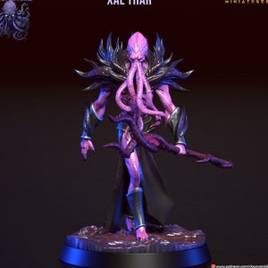 Peut inclure: Une figurine miniature détaillée en violet et noir d'une créature avec des tentacules, un bâton et le texte "Xal'thar" au-dessus.