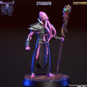 Peut inclure: Une figurine miniature peinte en violet et noir représentant un illithide avec un bâton. La figurine est posée sur une base noire avec une lumière bleue qui la met en valeur. La figurine est nommée "Zyxarath" et "Mindflayers".