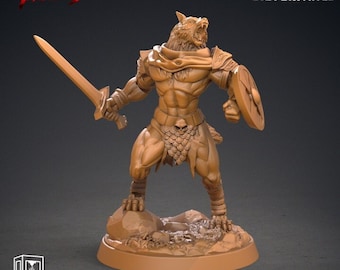 Op de afbeelding: Een 3D-geprint miniatuur van een weerwolfstrijder die een zwaard en schild vasthoudt. Het miniatuur is in bruin geverfd en staat op een rotsachtige basis. Het miniatuur maakt deel uit van de Silverfangs-gilde en heeft de titel "Chester".