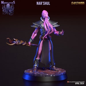 Peut inclure: Une figurine miniature peinte d'un Mind Flayer, une créature fictive de Donjons et Dragons, avec un corps rose, une robe pourpre foncé et un bâton. La figurine est debout sur une base noire avec une lumière bleue qui brille dessus. Le texte "NAR'SHUL" est écrit au-dessus de la figurine.
