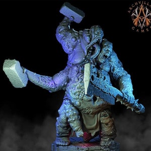 Könnte beinhalten: Detaillierte, blau getönte Miniaturfigur eines grotesken Monsters, das einen Hammer und ein großes Beil schwingt. Die Figur hat mehrere Köpfe und eine strukturierte, unebene Haut. Das Archvillain Games-Logo befindet sich oben rechts.