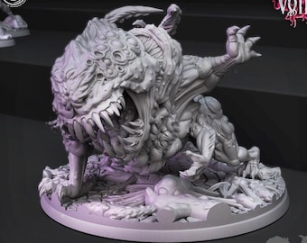 Könnte beinhalten: Eine graue, 3D-gedruckte Miniatur eines monströsen Wesens mit mehreren Augen und einem klaffenden Maul. Das Wesen ist in einer geduckten Position mit einem erhobenen Arm dargestellt. Die Miniatur ist mit "Hope Crusher 578" beschriftet und Teil der Serie "Fear the Void".