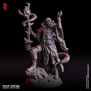 以下が含まれることがあります： 暗い肌をしたエルフの魔術師のミニチュアフィギュア。流れるようなローブを着て、渦巻くような幻想的なデザインの杖を持っている。フィギュアはダイナミックなポーズで、片手を上げて、もう片方の手で杖を持っている。台座は、質感のある岩の表面である。