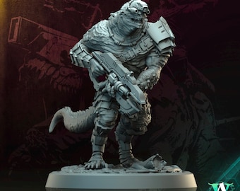 Może przedstawiać: Szara plastikowa figurka miniaturowa przedstawiająca reptilianoidowego wojownika trzymającego futurystyczną broń. Figurka stoi na okrągłej podstawie. Na podstawie nadrukowany jest tekst "SCALECLAD PILLAGER 7".