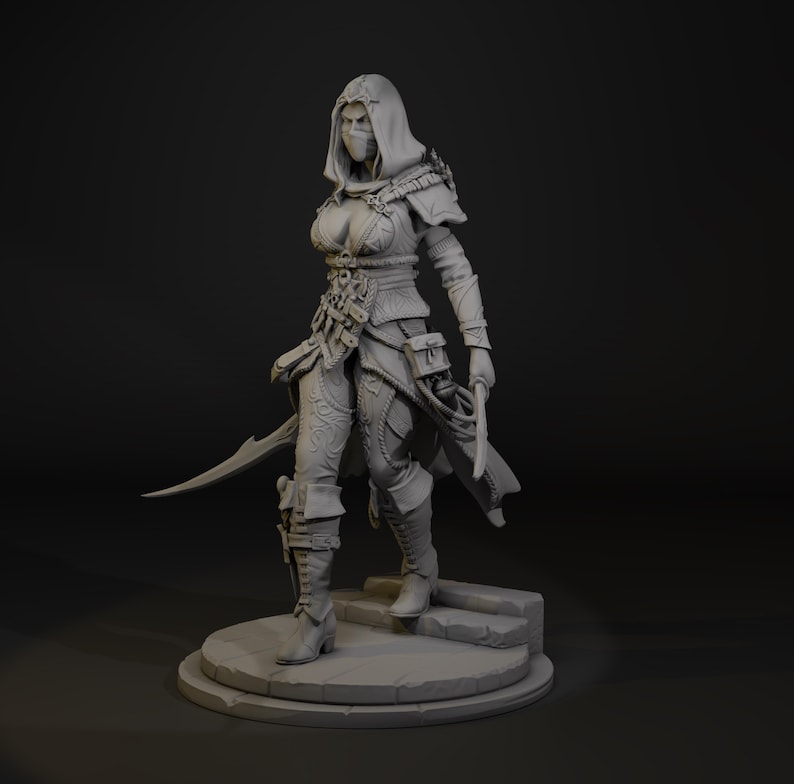 K&ouml;nnte beinhalten: Detaillierte graue Figur eines vermummten Kriegers, der eine Maske, R&uuml;stung und Stiefel tr&auml;gt. Die Figur h&auml;lt zwei gebogene Klingen und steht auf einer kreisf&ouml;rmigen Plattform mit Stufen. Das Outfit des Kriegers weist komplizierte Details und Taschen auf.