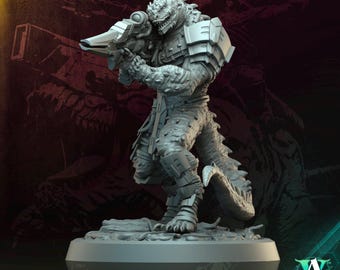 Może przedstawiać: Szara, szczegółowa miniaturowa figurka humanoida-reptylianina trzymającego futurystyczny karabin. Figurka jest częścią "Scaleclad Huntpack" i jest oznaczona jako "Scaleclad Pillager 10". Figurka stoi na okrągłej podstawie.