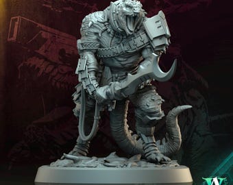 Może przedstawiać: Szara figurka Scaleclad Pillage 1 z kolekcji Huntpack. Figurka to gadzi humanoidalny stwór zbroi, zakrzywionym ostrzem i tarczą. Figurka stoi na podstawie z logo A Games.