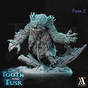 Puede incluir: Una criatura gris con forma de b&uacute;ho con garras afiladas y una expresi&oacute;n feroz, de pie sobre un tronco de &aacute;rbol roto. La criatura es una figura en miniatura, parte de la colecci&oacute;n "Tooth and Tusk".