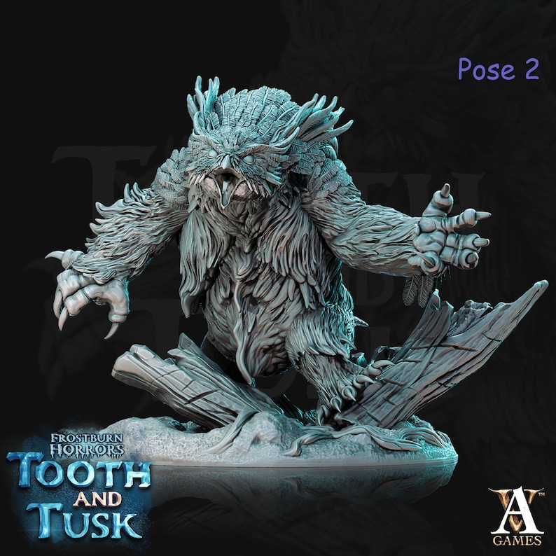 Puede incluir: Una criatura gris con forma de b&uacute;ho con garras afiladas y una expresi&oacute;n feroz, de pie sobre un tronco de &aacute;rbol roto. La criatura es una figura en miniatura, parte de la colecci&oacute;n "Tooth and Tusk".